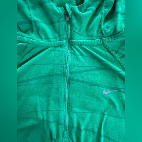 Nike Dri-FIT Half-sleeve Hooded Shirt - Picture 8 of 9